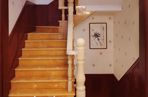 同德中式别墅室内汉白玉石楼梯的定制安装装饰效果